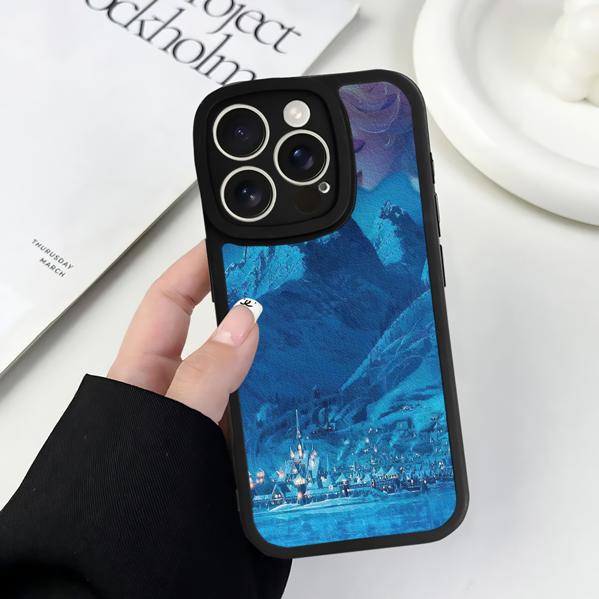 （画像用） アナと雪の女王 アンナ エルサ Frozen Anna Elsa 【iPhone 16シリーズ対応】シリコンスマホケース（レザー調） 材質：シリコン